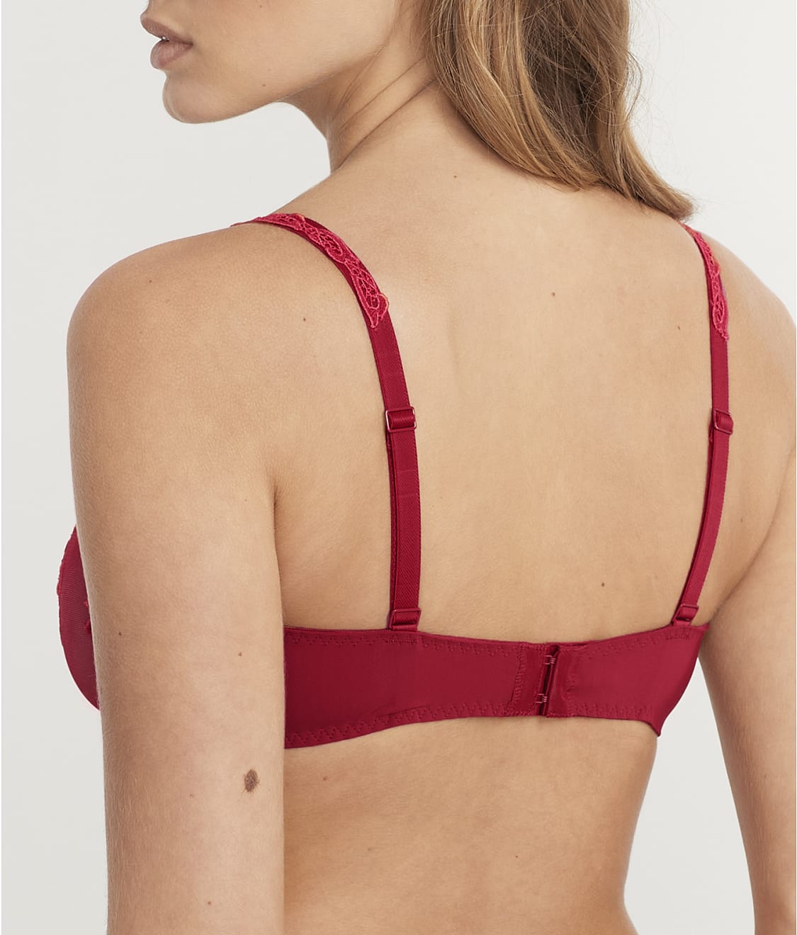 Saga Demi Bra