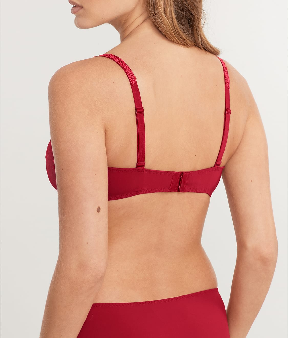 Saga Demi Bra